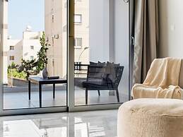 Sanders Crystal - Lovely  2-bdr Apt w Balcony