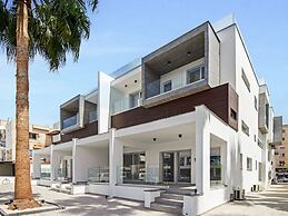 Sanders Crystal - Lovely  2-bdr Apt w Balcony