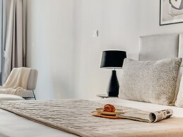 Sanders Crystal - Lovely  2-bdr Apt w Balcony