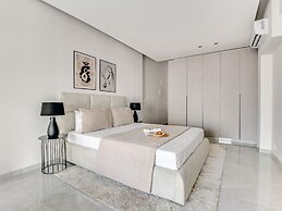 Sanders Crystal - Lovely  2-bdr Apt w Balcony