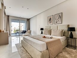 Sanders Crystal - Lovely  2-bdr Apt w Balcony