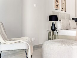 Sanders Crystal - Lovely  2-bdr Apt w Balcony