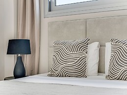 Sanders Crystal - Lovely  2-bdr Apt w Balcony