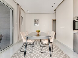 Sanders Crystal - Lovely  2-bdr Apt w Balcony