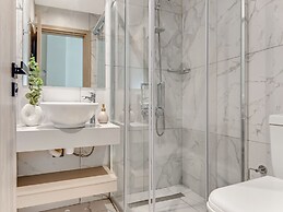 Sanders Crystal - Lovely  2-bdr Apt w Balcony