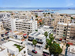 Sanders Crystal - Lovely  2-bdr Apt w Balcony