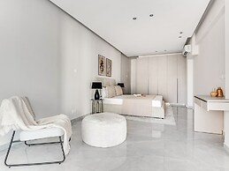 Sanders Crystal - Lovely  2-bdr Apt w Balcony