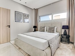 Sanders Crystal - Lovely  2-bdr Apt w Balcony