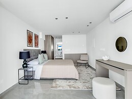 Sanders Crystal - Cool 2-bdr Apt w Terrace