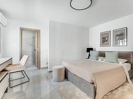 Sanders Crystal - Cool 2-bdr Apt w Terrace