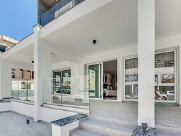 Sanders Crystal - Cool 2-bdr Apt w Terrace