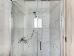 Sanders Crystal - Cool 2-bdr Apt w Terrace