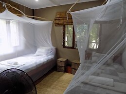 Log Cabin On And Overlooking a 9km Lagoon