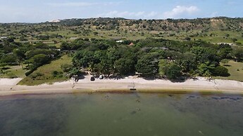 Log Cabin On And Overlooking a 9km Lagoon