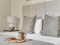 Sanders Crystal - Humble 1-bdr Apt w Balcony