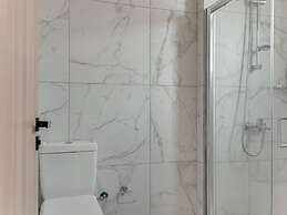 Sanders Crystal - Humble 1-bdr Apt w Balcony