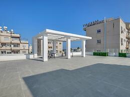 Sanders Crystal - Humble 1-bdr Apt w Balcony