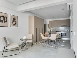 Sanders Crystal - Humble 1-bdr Apt w Balcony