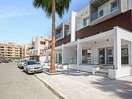 Sanders Crystal - Humble 1-bdr Apt w Balcony