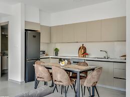 Sanders Elgio - Delightful 2-bdr Apt With Balcony