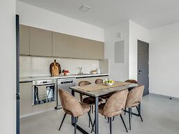 Sanders Elgio - Delightful 2-bdr Apt With Balcony