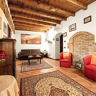 Laura - Center Sal - Child Friendly