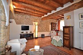 Laura - Center Sal - Child Friendly