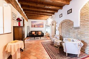 Laura - Center Sal - Child Friendly