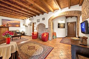 Laura - Center Sal - Child Friendly