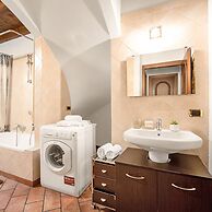 Laura - Center Sal - Child Friendly