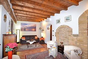 Laura - Center Sal - Child Friendly