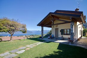 Oasi di Castelveccana Apt Pool and View