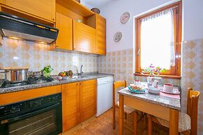 Oasi di Castelveccana Apt Pool and View