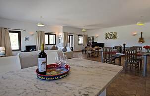 Villa Eiras Altas by Portucasa