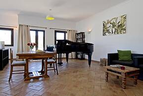 Villa Eiras Altas by Portucasa