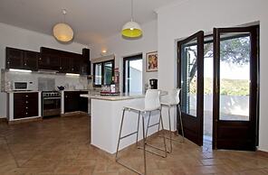 Villa Eiras Altas by Portucasa