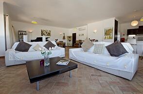 Villa Eiras Altas by Portucasa