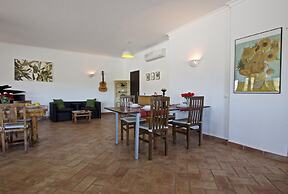 Villa Eiras Altas by Portucasa