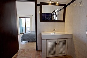 Villa Eiras Altas by Portucasa