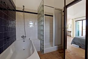 Villa Eiras Altas by Portucasa