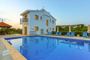 Villa Leda Finiki in Latchi