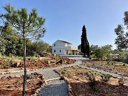 Casa Colinas Roxas by Portucasa