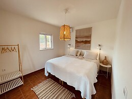 Casa Colinas Roxas by Portucasa