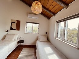 Casa Colinas Roxas by Portucasa