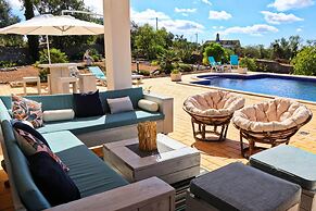 Villa Santa Barbara by Portucasa