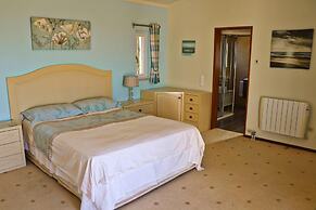 Villa Santa Barbara by Portucasa