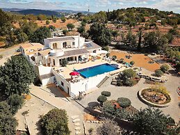 Villa Santa Barbara by Portucasa