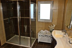 Villa Santa Barbara by Portucasa