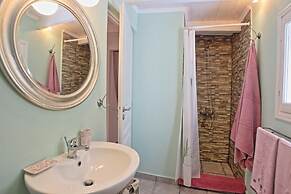 Lili Luxury Cottage in Ozias