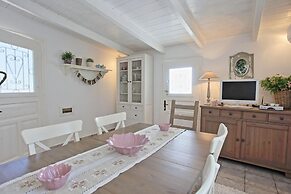 Lili Luxury Cottage in Ozias